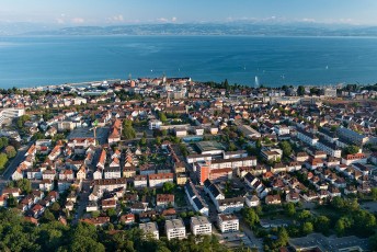 Friedrichshafen 1251-2015, Luftaufnahme Innenstadt und Blick zum