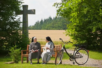 Hegne 0290-2009, Nonnen mit Fahrrad im Park St Elisabeth