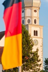 Wasserburg 0203-2011, Fahne vor der Pfarrkirche Sankt Georg