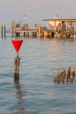 Wasserburg 0361-2012, Rotes Seezeichen vor der Schiffslände