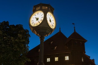 Konstanz 1058-2015, Alte Uhr und Silhouette des Konzils bei Nach