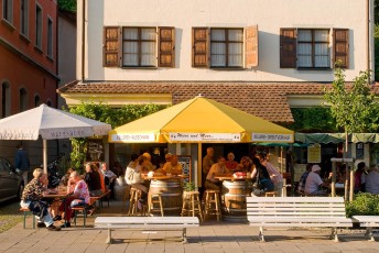 Meersburg 239-2008 B, Straßenrestaurant am Unterstadtbrunnen