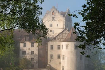 Meersburg 0834-2012, Nordseite der Alten Burg im Morgennebel