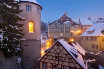 Meersburg 1463-2015, Verschneite Burg mit beleuchtetem Fenster u