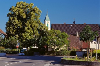 Moos, Hauptstrasse mit Dorfkirche