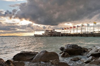 Nonnenhorn 0141-2011, Gewitterwolken über der Schiffslände