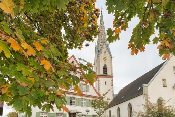 Oberteuringen 0058-2014, Dorfkirche St Martin im Herbst