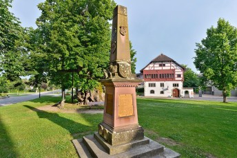 Reichenau 0652-2013, Kriegsdenkmal,alte Linde und Museum Mittelz