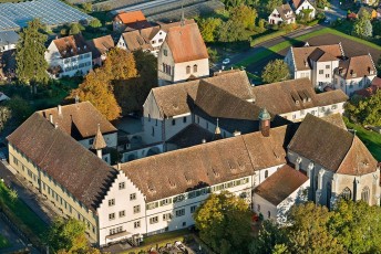Reichenau 0760-2013, Luftaufnahme Kloster Mittelzell im Herbst