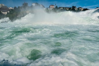 Schaffhausen 0077-2014, Rheinfall vom Wasser aus