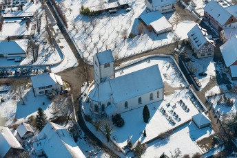 Seefelden 0063-2013, Luftaufnahme Kirche und Ortskern im Winter