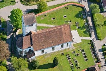 Seefelden 0065-2013, Luftaufnahme Kirche und Ortskern im Frühli