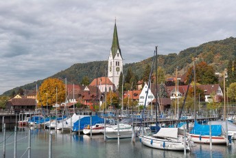Sipplingen 0797-2015, Jachthafen und Dorfkirche im Herbst