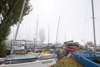 Unteruhldingen 276-2008, Boote im Herbstnebel