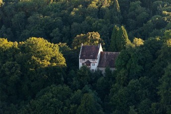 Wallhausen 0038-2012, Luftaufnahme Burghof im Wald