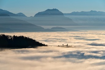 Bregenz 1004-2015, Blick von Lochau auf Gebhardsberg im Nebelmee