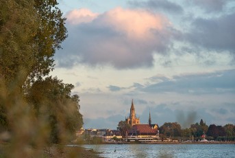 Kreuzlingen 0017-2016, Blick am Ufer zum Konstanzer Muenster