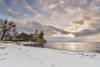 Langenargen 0546-2016, Verschneites Ufer und Schloss Montfort