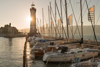 Lindau 1516-2016, Morgensonne hinter Leuchtturm und Hafen