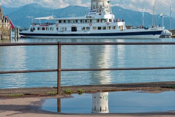 Lindau 1622-2016, Spiegelbild Leuchtturm und Schiff