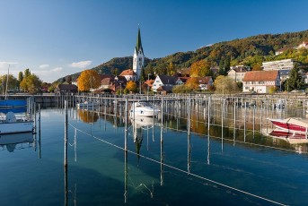 Sipplingen 0809-2016, Hafen und Dorfkirche im Herbst