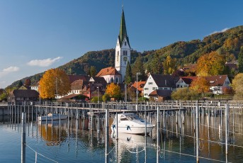 Sipplingen 0813-2016, Hafen und Dorfkirche im Herbst