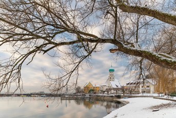 Wasserburg 0542-2016, Georgskirche und Hafen im Winter
