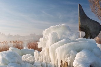 Immenstaad 1090-2017, Eisformationen um den Brunnen am Schifflan