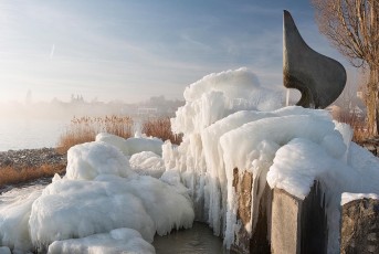 Immenstaad 1089-2017, Eisformationen um den Brunnen am Schifflan