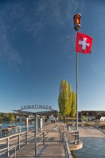 Ermatingen 0194-2017, Schiffslände mit Schweizer Fahne