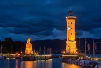 Lindau 1641-2017, Hafeneinfahrt bei Nacht