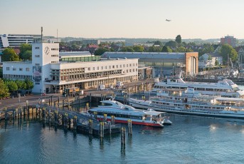 Friedrichshafen 1529-2018, Hafen mit Schiffen, Flugzeug und Zepp