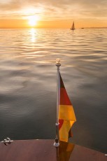 Friedrichshafen 1635-2018, Sonnenuntergang von Motorboot Sprotte