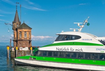 Konstanz 1632-2018, Katamaran und Leuchtturm an der Hafeneinfahr