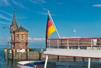 Konstanz 1641-2018, MS Karlsruhe und Leuchtturm an der Hafeneinf