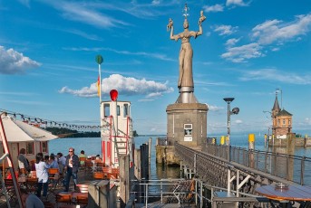 Konstanz 1649-2018, Restaurantfähre und Hafeneinfahrt mit Imper