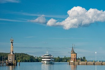 Konstanz 1657-2018, MS Ueberlingen und Leuchtturm an der Hafenei
