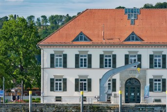 Ludwigshafen 0307-2018, Zollhaus mit altem Lastkran