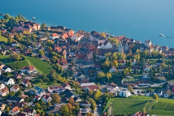 Meersburg 1629-2018, Luftaufnahme Ort mit See im Herbst