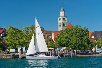 Überlingen 2830-2018, Landungsplatz mit Münster und Segelboot