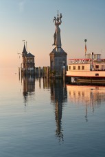 Konstanz 1734-2019, Hafeneinfahrt im ersten Morgenlicht