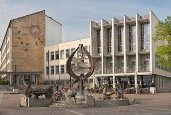 Friedrichshafen 1706-2019, Adenauerplatz mit Rumpfbrunnen und Ra