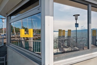 Nonnenhorn 0403-2019, Fensterspiegelung am Schiffsanleger