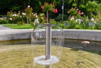 Überlingen 4162-2020, Brunnen im Rosengarten