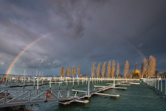 Unteruhldingen 0649-2020, Regenbogen über Hafen bei Orkantief S
