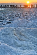 Altnau 0178-2021, Eisformationen am Ufer im Sonnenaufgang