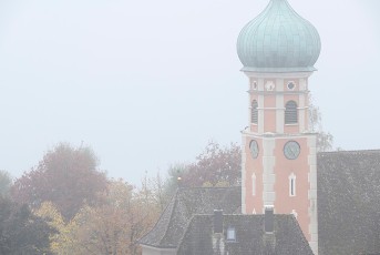 Allensbach 0427-2021, Kirche St. Nikolaus im Herbstnebel