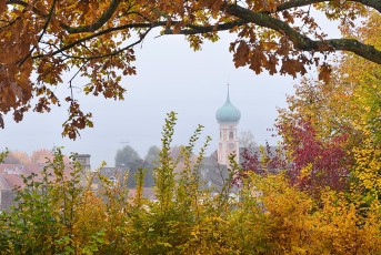 Allensbach 0429-2021, Kirche St. Nikolaus durch Herbstlaub