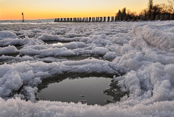 Altnau 0161-2021, Eisformationen am Ufer im Morgenrot
