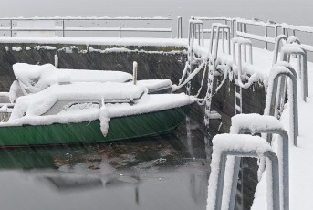Hagnau 1272-2021, Boote am Westhafen im Schneegestöber